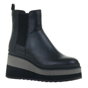 Naked feet Chelsea boot